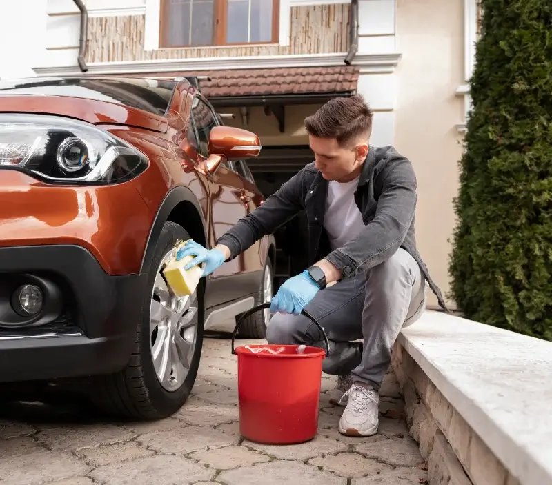 Lavage auto à domicile Hussigny-Godbrange : professionnel intervenant sur un véhicule